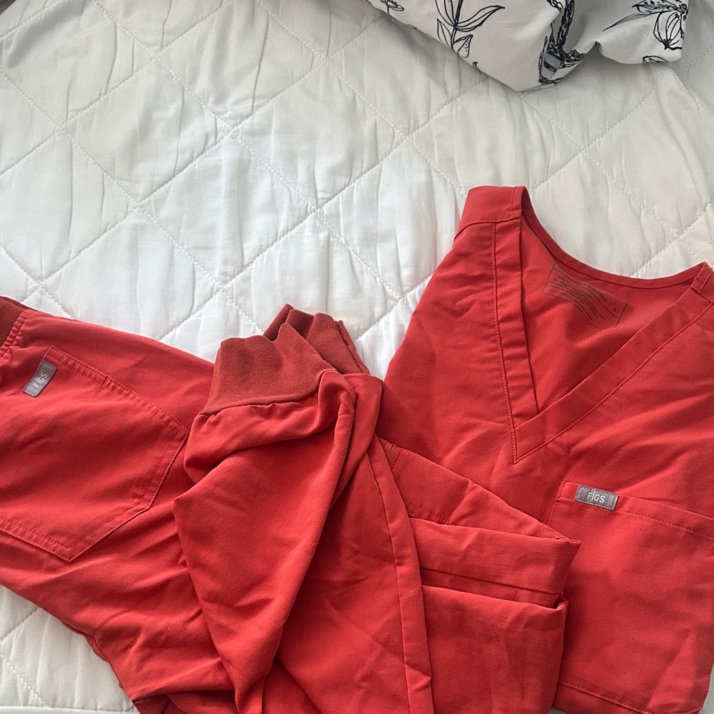 Figs Women's Set in clay orange fire